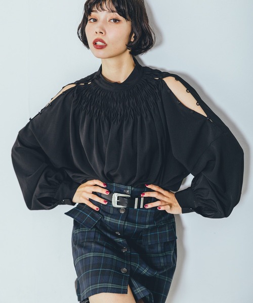 PAGEBOY（ページボーイ）の「オープンショルダーピンタックブラウス（シャツ/ブラウス・レディース・オフホワイト/ブラック/チャコールグレー・FREE）」の9枚目の写真