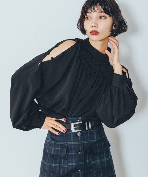 PAGEBOY（ページボーイ）の「オープンショルダーピンタックブラウス（シャツ/ブラウス・レディース・オフホワイト/ブラック/チャコールグレー・FREE）」の10枚目の写真
