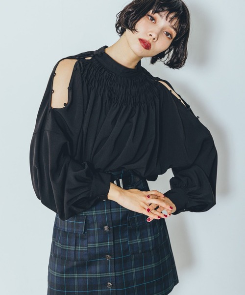 PAGEBOY（ページボーイ）の「オープンショルダーピンタックブラウス（シャツ/ブラウス・レディース・オフホワイト/ブラック/チャコールグレー・FREE）」の11枚目の写真