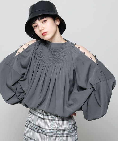 PAGEBOY（ページボーイ）の「オープンショルダーピンタックブラウス（シャツ/ブラウス・レディース・オフホワイト/ブラック/チャコールグレー・FREE）」の14枚目の写真