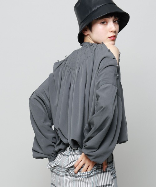 PAGEBOY（ページボーイ）の「オープンショルダーピンタックブラウス（シャツ/ブラウス・レディース・オフホワイト/ブラック/チャコールグレー・FREE）」の15枚目の写真