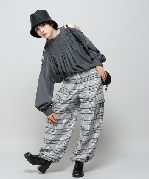 PAGEBOY（ページボーイ）の「オープンショルダーピンタックブラウス（シャツ/ブラウス・レディース・オフホワイト/ブラック/チャコールグレー・FREE）」の16枚目の写真