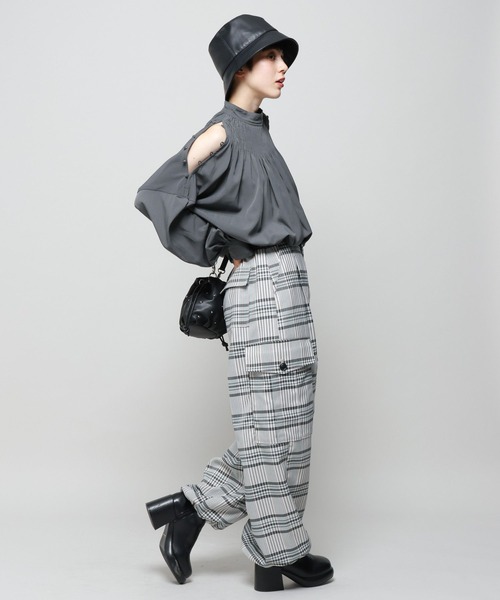 PAGEBOY（ページボーイ）の「オープンショルダーピンタックブラウス（シャツ/ブラウス・レディース・オフホワイト/ブラック/チャコールグレー・FREE）」の17枚目の写真