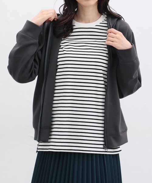 Honeys(ハニーズ)の「きれいめジップパーカー(パーカー・レディース・ブラック/ブラウン系その他/イエロー/グレー/スミクロ/ベージュ/ネイビー/グリーン/ピンク系その他・LL/3L/M/L/S)」の2枚目の写真