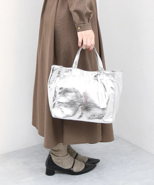 cache cache（カシュ カシュ）の「カシュカシュ cachecache / ソフトメタリックショッパートートS（トートバッグ・レディース・シルバー系その他/シルバー/ゴールド系その他・FREE）」の4枚目の写真