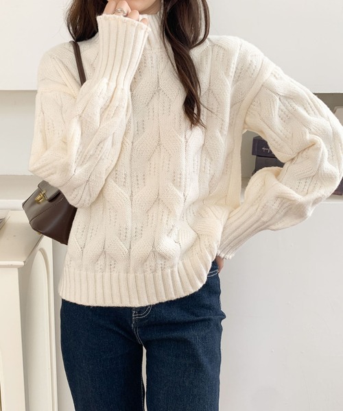 ABITOKYO(アビトーキョー)の「ボリュウーム袖ハイネックケーブルニットプルオーバー(ニット/セーター・レディース・ブルー/アイボリー/オレンジ/パープル・FREE)」の3枚目の写真