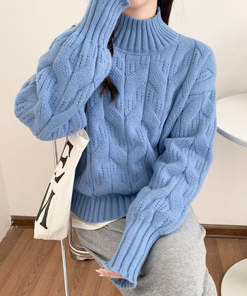 ABITOKYO(アビトーキョー)の「ボリュウーム袖ハイネックケーブルニットプルオーバー(ニット/セーター・レディース・ブルー/アイボリー/オレンジ/パープル・FREE)」の7枚目の写真