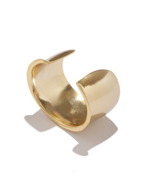 Mila Owen(ミラオーウェン)の「メタルボリュームカーブバングル(バングル/リストバンド・レディース・ゴールド/シルバー・FREE)」の4枚目の写真