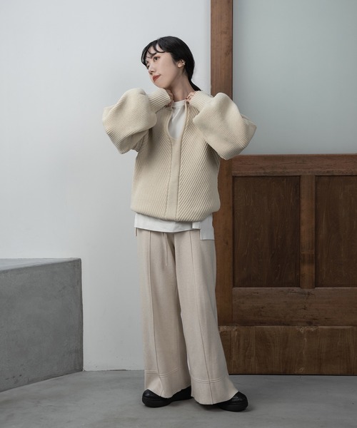 lawgy（ラウジー）の「sleeve switching v neck knit / スリーブスウィッチングvネックニット（ニット/セーター・レディース・ブラウン/ベージュ/アイボリー・FREE）」の2枚目の写真