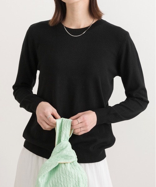 ad thie(アドティエ)の「カラー クルーネック ベーシック ニット(ニット/セーター・レディース・ベージュ/ラベンダー/ブラック/パープル/ライトグレー/ライトブルー/ホワイト/レッド/サックスブルー/ブルー/グリーン/ダークグレー/アイボリー・FREE)」の3枚目の写真