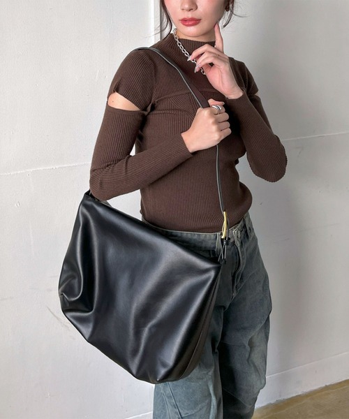 Jewelobe(ジュエローブ)の「シンセティックレザースクエアショルダーバッグ(ショルダーバッグ・レディース・ブラック/グレー・FREE)」の2枚目の写真