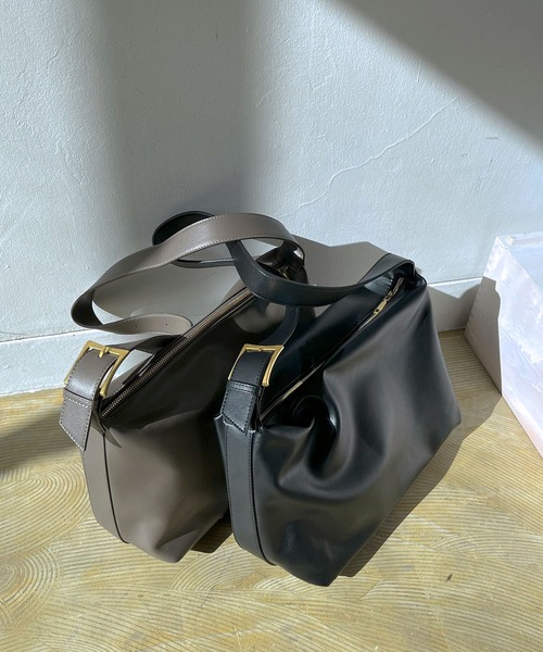 Jewelobe(ジュエローブ)の「シンセティックレザースクエアショルダーバッグ(ショルダーバッグ・レディース・ブラック/グレー・FREE)」の7枚目の写真