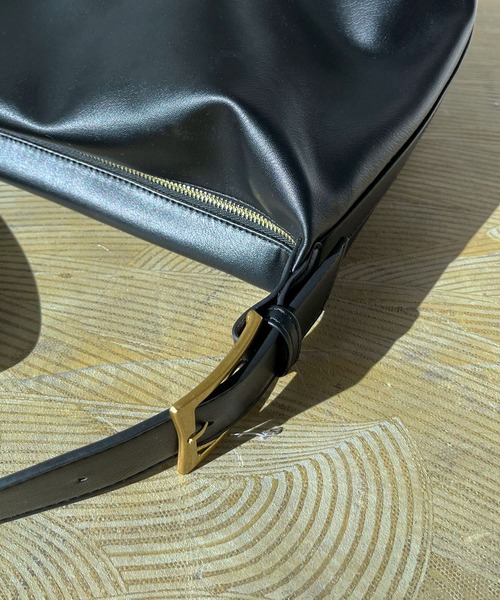 Jewelobe(ジュエローブ)の「シンセティックレザースクエアショルダーバッグ(ショルダーバッグ・レディース・ブラック/グレー・FREE)」の9枚目の写真