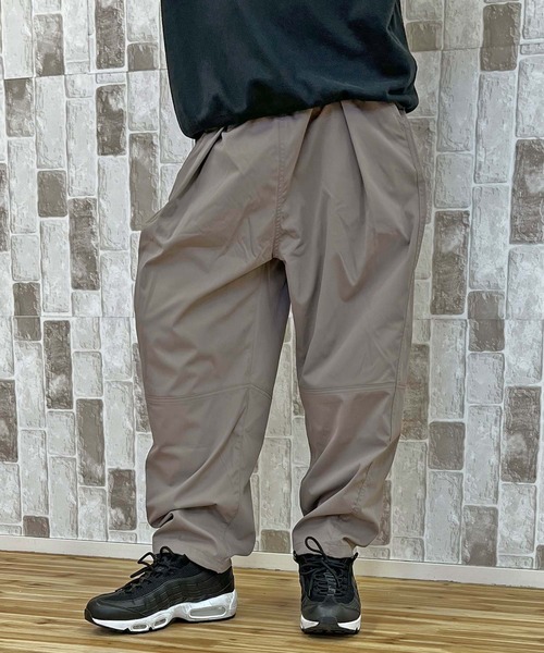 TopIsm(トップイズム)の「裾ドローコード付 無地パラシュートパンツ(その他パンツ・メンズ・ホワイト/グレイッシュベージュ/カーキ/ブラック・M/L/XL)」の3枚目の写真