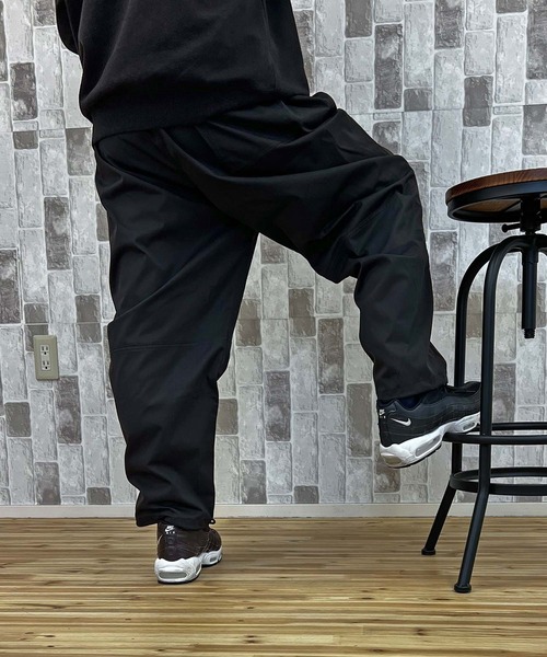 TopIsm(トップイズム)の「裾ドローコード付 無地パラシュートパンツ(その他パンツ・メンズ・ホワイト/グレイッシュベージュ/カーキ/ブラック・M/L/XL)」の2枚目の写真