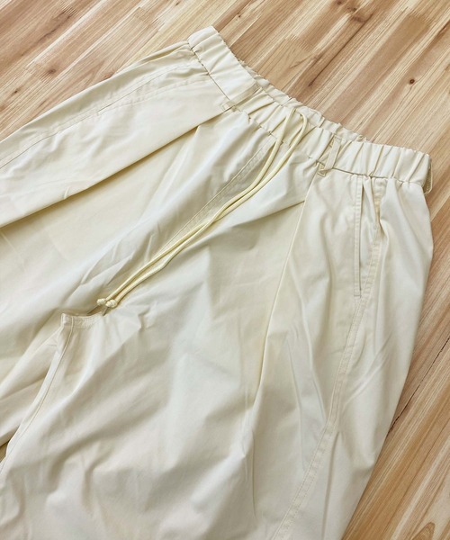 TopIsm(トップイズム)の「裾ドローコード付 無地パラシュートパンツ(その他パンツ・メンズ・ホワイト/グレイッシュベージュ/カーキ/ブラック・M/L/XL)」の19枚目の写真