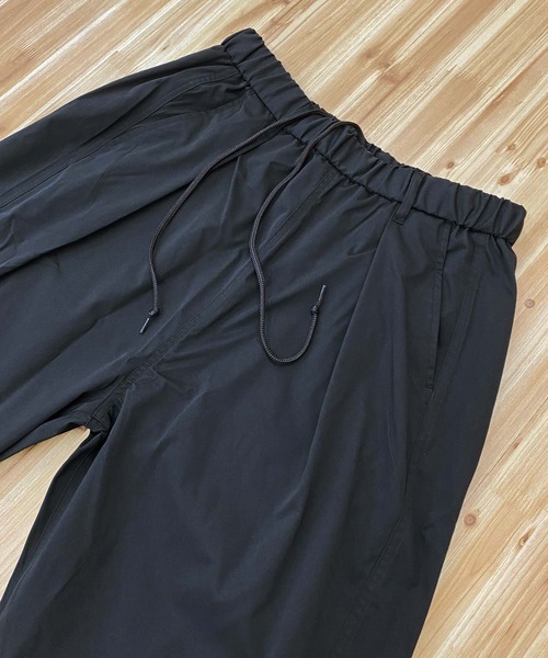 TopIsm(トップイズム)の「裾ドローコード付 無地パラシュートパンツ(その他パンツ・メンズ・ホワイト/グレイッシュベージュ/カーキ/ブラック・M/L/XL)」の13枚目の写真