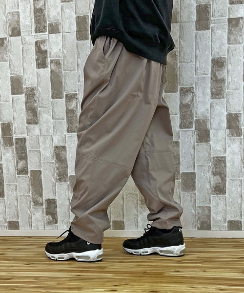 TopIsm(トップイズム)の「裾ドローコード付 無地パラシュートパンツ(その他パンツ・メンズ・ホワイト/グレイッシュベージュ/カーキ/ブラック・M/L/XL)」の12枚目の写真