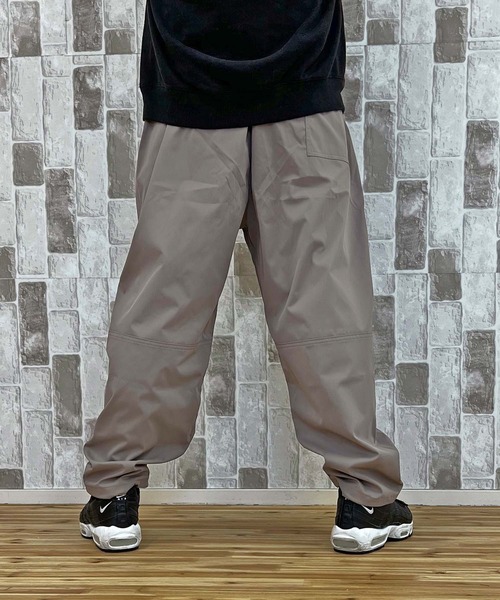 TopIsm(トップイズム)の「裾ドローコード付 無地パラシュートパンツ(その他パンツ・メンズ・ホワイト/グレイッシュベージュ/カーキ/ブラック・M/L/XL)」の11枚目の写真