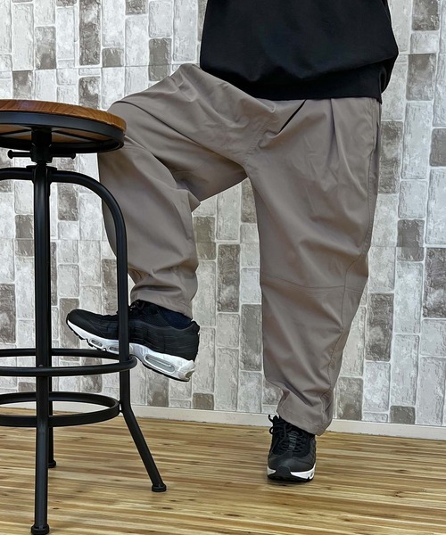 TopIsm(トップイズム)の「裾ドローコード付 無地パラシュートパンツ(その他パンツ・メンズ・ホワイト/グレイッシュベージュ/カーキ/ブラック・M/L/XL)」の10枚目の写真