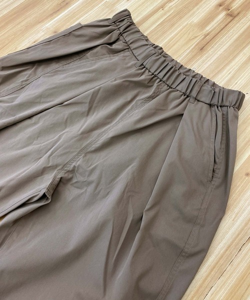 TopIsm(トップイズム)の「裾ドローコード付 無地パラシュートパンツ(その他パンツ・メンズ・ホワイト/グレイッシュベージュ/カーキ/ブラック・M/L/XL)」の7枚目の写真