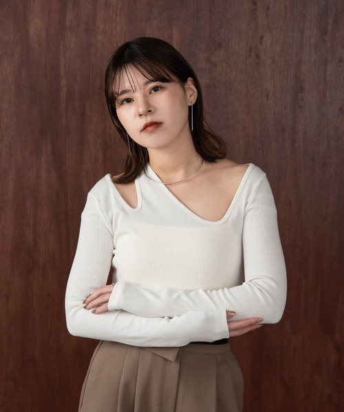 Amiur(エミレ) ニュアンスネックライントップス Amiur（エミレ）の「nuance neck line tops / ニュアンスネック
