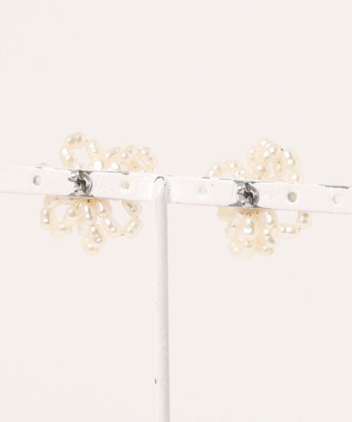 LOWRYS FARM（ローリーズファーム）の「ヘンケイビーズフラワーピアス　 123715（ピアス（両耳用）・レディース・シルバー/ゴールド・FREE）」の3枚目の写真