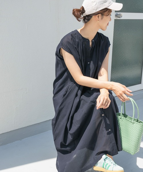 URBAN RESEARCH DOORS(アーバンリサーチドアーズ)の「コットンボイルギャザーフレンチワンピース(ワンピース・レディース・ライトベージュ/ネイビー/パープル/グリーン・MEDIUM)」の5枚目の写真