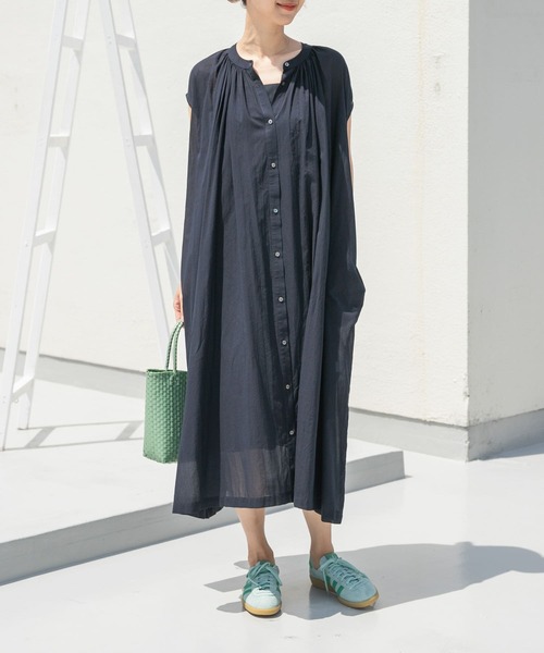 URBAN RESEARCH DOORS(アーバンリサーチドアーズ)の「コットンボイルギャザーフレンチワンピース(ワンピース・レディース・ライトベージュ/ネイビー/パープル/グリーン・MEDIUM)」の9枚目の写真