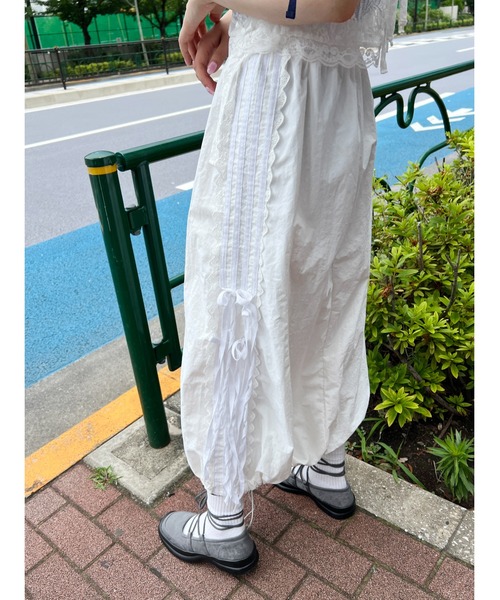 WC(ダブル シー)の「リボンラインナイロンロングスカート(スカート・レディース・ブラック/ホワイト・FREE)」の1枚目の写真