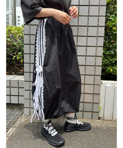 WC(ダブル シー)の「リボンラインナイロンロングスカート(スカート・レディース・ブラック/ホワイト・FREE)」の17枚目の写真