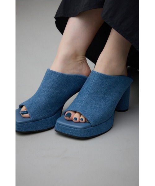 サンダル・ミュール Delilah Blue Suede スクエアトゥプラットフォームミュールサンダル（サンダル