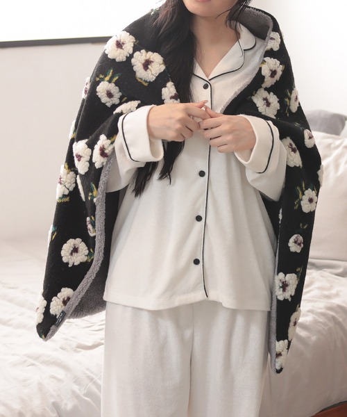 ALTROSE（アルトローズ）の「フラワー ボア ブランケット 花柄 ひざ掛け（ブランケット・レディース・ブラック/ベージュ/グレー・FREE）」の14枚目の写真