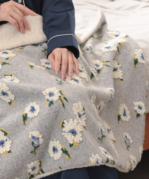 ALTROSE（アルトローズ）の「フラワー ボア ブランケット 花柄 ひざ掛け（ブランケット・レディース・ブラック/ベージュ/グレー・FREE）」の18枚目の写真