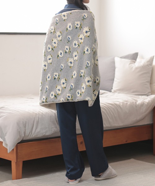 ALTROSE（アルトローズ）の「フラワー ボア ブランケット 花柄 ひざ掛け（ブランケット・レディース・ブラック/ベージュ/グレー・FREE）」の21枚目の写真