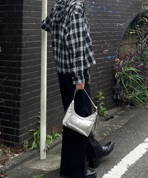 Chikashitsu +(チカシツプラス)の「【Chikashitsu +】blend check cropped hooded shirt(シャツ/ブラウス・メンズ・ブラック/ホワイト・ONE SIZE)」の6枚目の写真