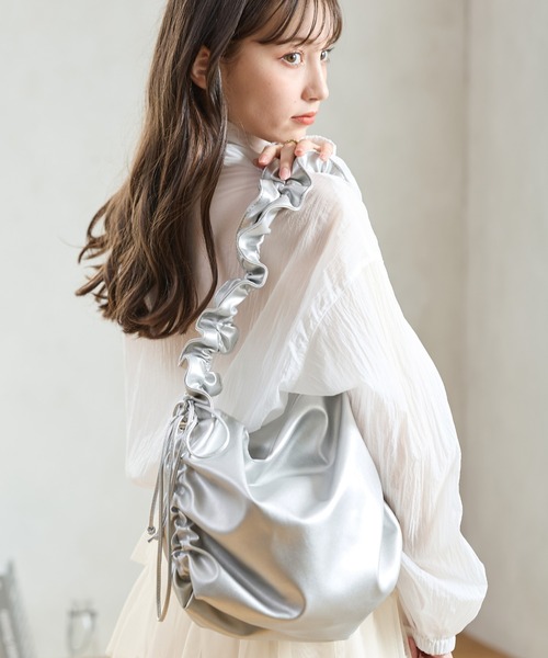 INGNI(イング)の「ギャザーショルダーバッグ(ショルダーバッグ・レディース・ブラック/ブラウン/オフホワイト/シルバー・ONE SIZE)」の4枚目の写真