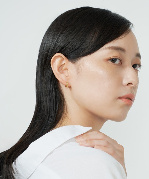 Jewel closet by L&Co.(ジュエルクローゼットバイエルアンドコー)の「K18 カット フープ ピアス(ピアス(両耳用)・レディース・イエローゴールド・FREE)」の4枚目の写真