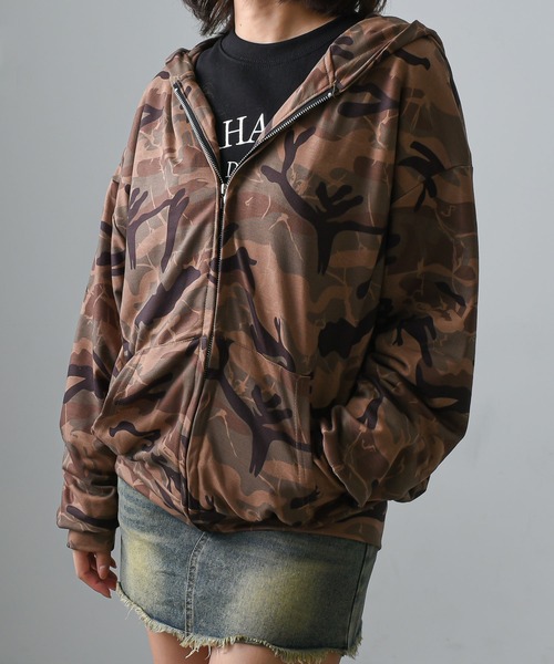 .KOM（ドットコム）の「A'GEM/9 × .kom 『.kom/ドットケーオーエム』カモフラージュデザインZIPパーカー（パーカー・レディース・カーキ・FREE）」の2枚目の写真