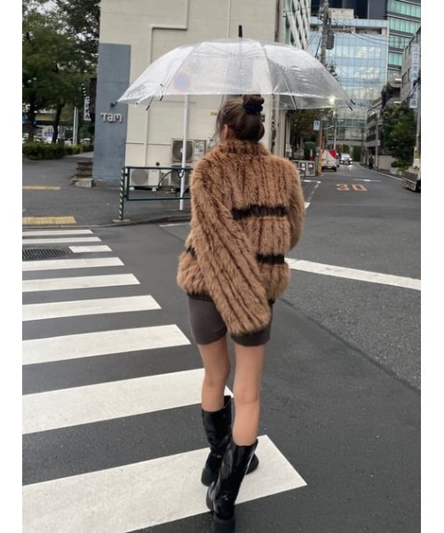 LAGUA GEM(ラグアジェム)の「POMPOM FAUX ファージャケット(その他アウター・レディース・チャコールグレー/ベージュ/ライトグレー・FREE)」の7枚目の写真