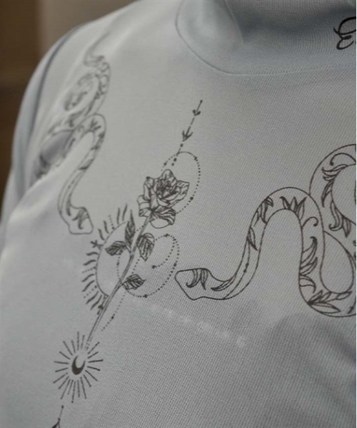 axes femme POETIQUE（アクシーズファムポエティック）の「スネークタトゥーシアープルオーバー（Tシャツ/カットソー・レディース・ブラック/ホワイト/ブルーグレー・MEDIUM）」の4枚目の写真