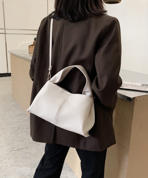 Teem Store（チームストア）の「【2WAY】ラウンドワンハンドルバッグ ショルダーバッグ（ショルダーバッグ・レディース・ブラック/ホワイト/ベージュ・F）」の4枚目の写真