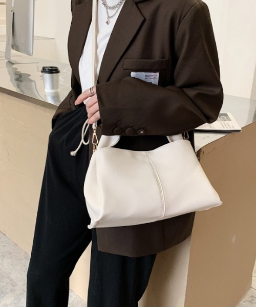 Teem Store（チームストア）の「【2WAY】ラウンドワンハンドルバッグ ショルダーバッグ（ショルダーバッグ・レディース・ブラック/ホワイト/ベージュ・F）」の8枚目の写真