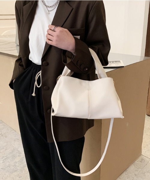 Teem Store（チームストア）の「【2WAY】ラウンドワンハンドルバッグ ショルダーバッグ（ショルダーバッグ・レディース・ブラック/ホワイト/ベージュ・F）」の5枚目の写真