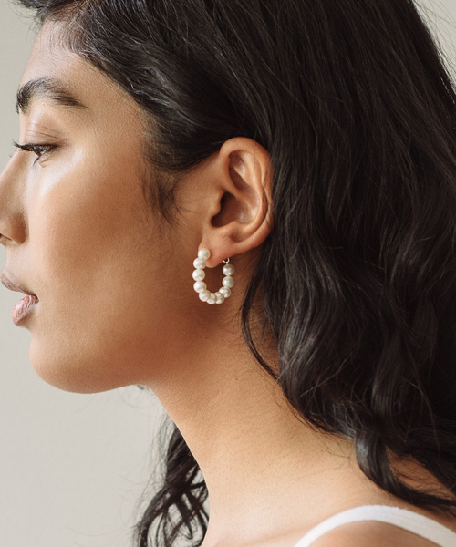 La TOTALITE(ラトータリテ)の「KARA YOO/カラ・ユ Michelle Pearl Hoops ピアス(ピアス(両耳用)・レディース・シルバー・FREE)」の1枚目の写真