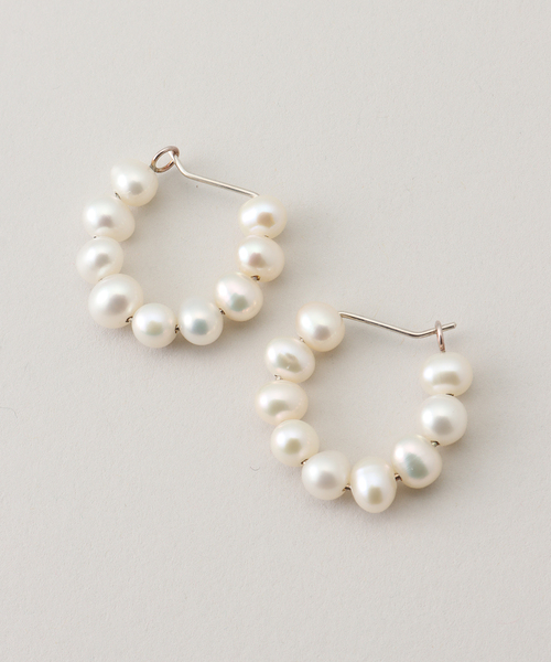 La TOTALITE(ラトータリテ)の「KARA YOO/カラ・ユ Michelle Pearl Hoops ピアス(ピアス(両耳用)・レディース・シルバー・FREE)」の2枚目の写真