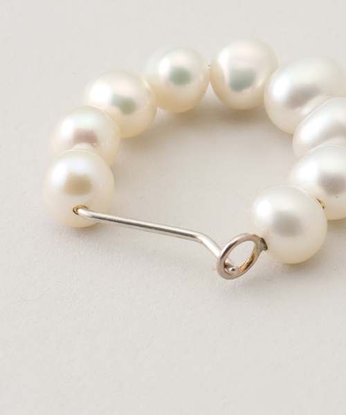 La TOTALITE(ラトータリテ)の「KARA YOO/カラ・ユ Michelle Pearl Hoops ピアス(ピアス(両耳用)・レディース・シルバー・FREE)」の3枚目の写真