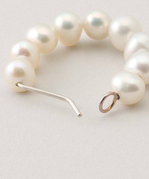La TOTALITE(ラトータリテ)の「KARA YOO/カラ・ユ Michelle Pearl Hoops ピアス(ピアス(両耳用)・レディース・シルバー・FREE)」の4枚目の写真