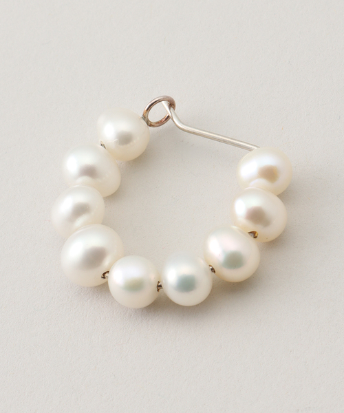 La TOTALITE(ラトータリテ)の「KARA YOO/カラ・ユ Michelle Pearl Hoops ピアス(ピアス(両耳用)・レディース・シルバー・FREE)」の5枚目の写真