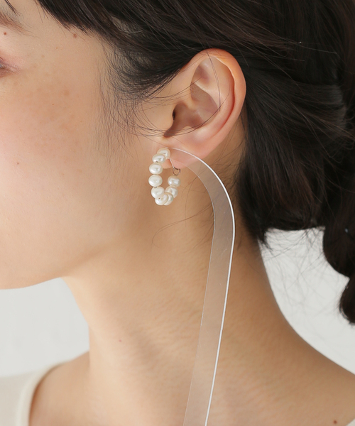 La TOTALITE(ラトータリテ)の「KARA YOO/カラ・ユ Michelle Pearl Hoops ピアス(ピアス(両耳用)・レディース・シルバー・FREE)」の6枚目の写真